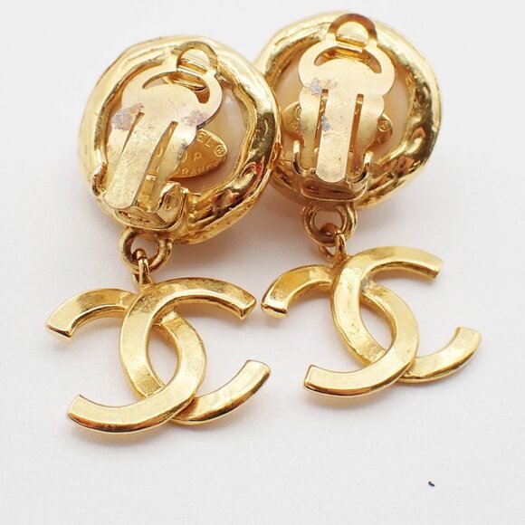 CHANEL CC Logo Immitation Pearl Swing Earrings 93P Gold France Vintage 82RL406 - Picture 4 of 9